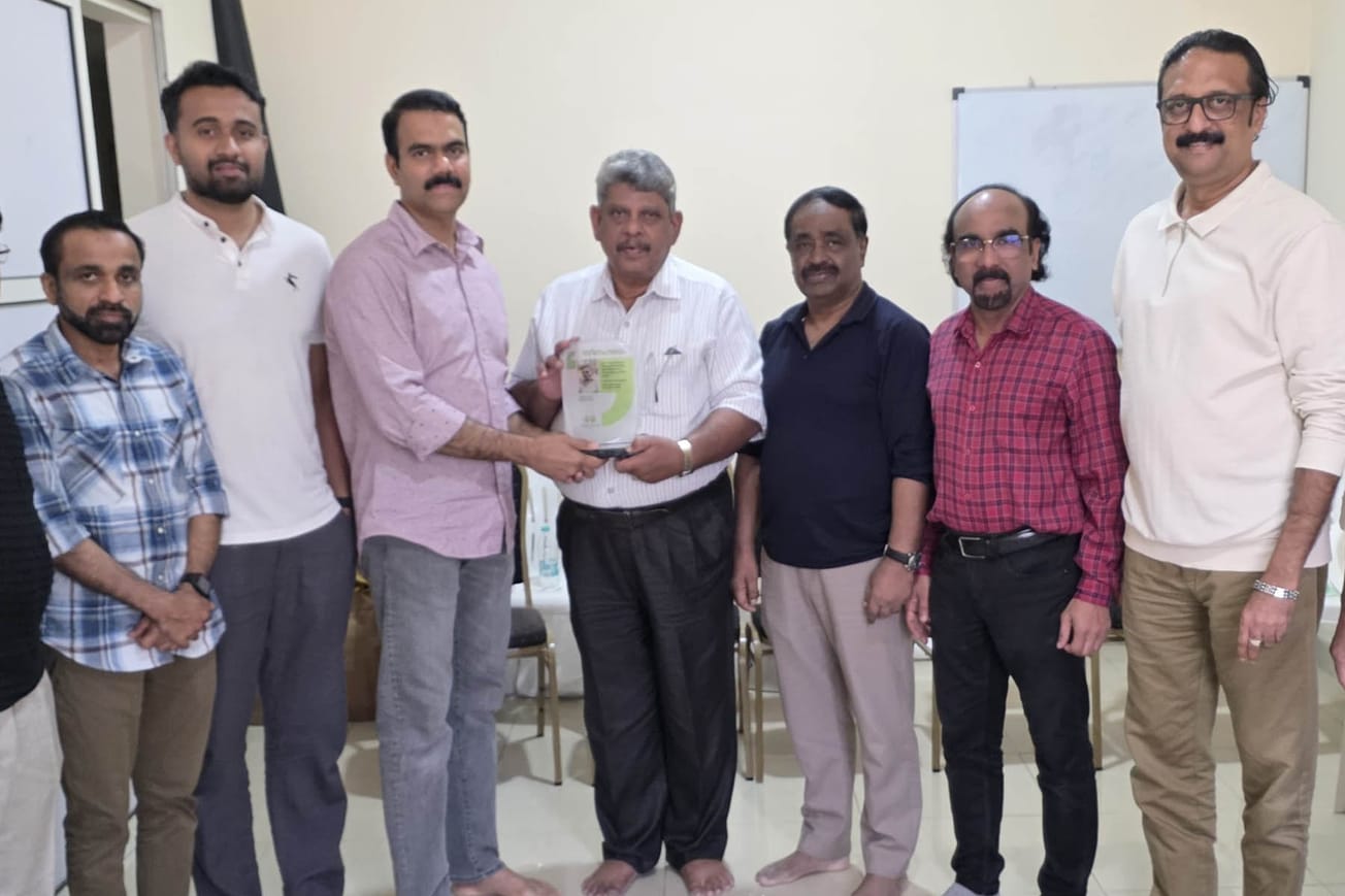 മുതുവട്ടൂർ മഹല്ല് കമ്മിറ്റി നാട്ടിലേക്കു തിരിച്ചുപോകുന്ന ജനാബ് മുബാറക്ക് ഇമ്പാർക്ക് ന്  യാത്ര ആയപ്പ്  നൽകി.